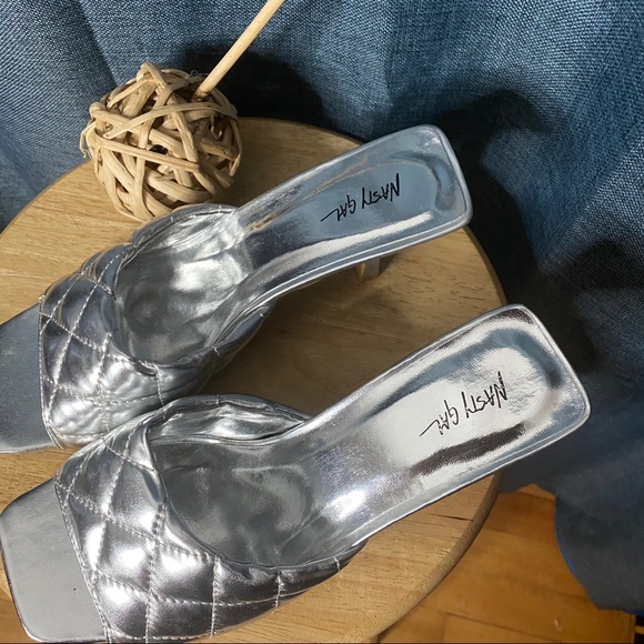 💥24 HR CLEAR-OUT💥 Nasty Gal Quilted Heels - Picture 3 of 5